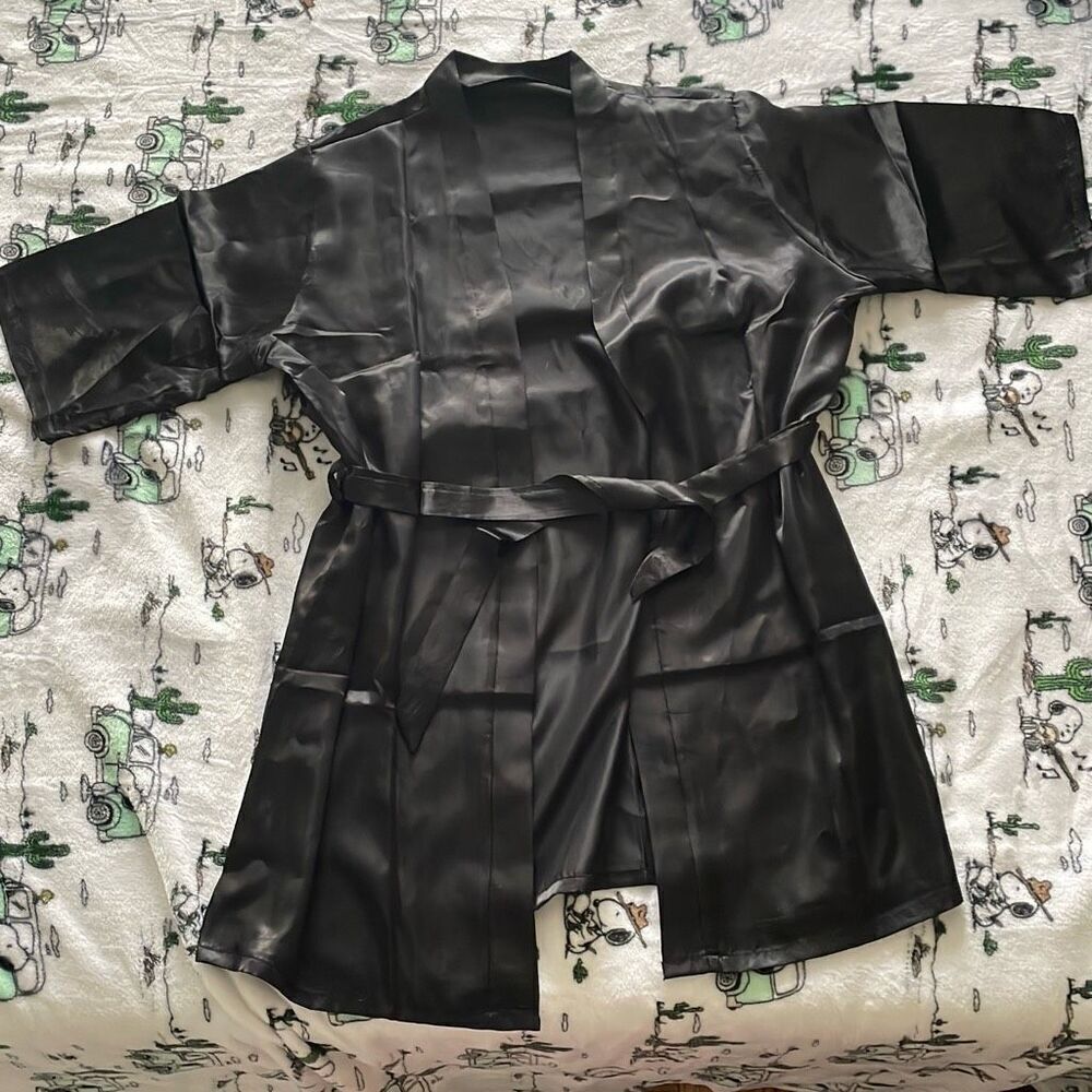 New without tags one size satin team bride black robe short sleeved - Picture 2 of 4